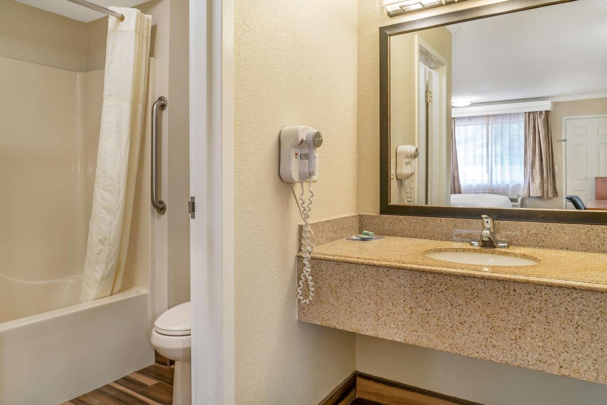 Best Western Of Hartland Екстериор снимка